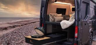 Pour les néophytes, c'est moins clair. Loef Camper Le Van Luxueux Pour 10 Avec Mini Bar Et Barbecue Pour L Ete L Automobile Magazine