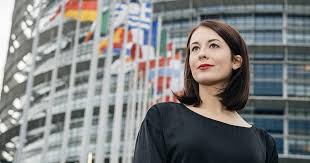 Orbán ugyanis azt mondta, hogy legutóbb elég kemény estéje volt az európai tanácsban, de ő nem maradt adósa senkinek. Cseh Katalin A Kormany Nem Vedte Meg A Munkahelyeket Ez A Lenyeg