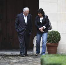 Anne sinclair est née avec une cuillère en argent dans la bouche : Die Ehefrau Von Dominique Strauss Kahn Veroffentlicht Familien Chronik Anne Sinclair Ich War Eine Gefangene Amerikas Welt