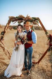A community for people who enjoy a good pair of boots. 12 Rustic Wedding Dresses That Brides Can Wear With Cowboy Boots