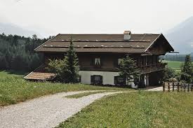 Martin gruber (gespielt von hans sigl), der nach vielen jahren in sein heimatliches dorf in den tiroler bergen zurückke. Der Bergdoktor 1992 Tv Series Wikipedia