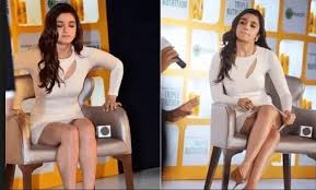 Bollywood top 5 dirtiest wardrobe malfunctions | malfunctions are yet common these days. Top 10 Bollywood Oops Moments Embarrassing Wardrobe Malfunctions