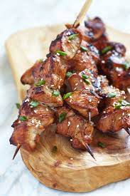 Brochettes De Bœuf Aux Epices Avec Leur Salade De Boulgour Aux Herbes Gourmicom Recette Brochette Brochette Boeuf Brochette