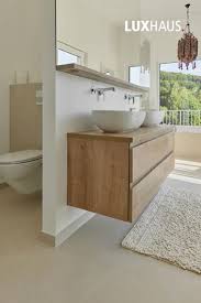 Badezimmer Z Hd Die Ganze Familie In Hellen Farben Badezimmer G Badezimmer Die Familie Badezim In 2020 Modern Bathroom Design Modern Bathroom Bathroom Design