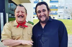Humorista, ator e autor multipremiado, escreveu e interpretou peças de teatro. Ela E Meio Selvagem A Declaracao De Amor De Eduardo Madeira A Mulher