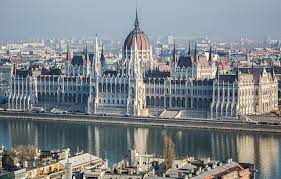 Spanning 93,030 square kilometres (35,920 sq mi) of the carpathian basin, it is bordered by slovakia to the north, ukraine to the northeast, romania to the east and southeast, serbia to the south, croatia and slovenia to the southwest, and austria to the west. Seguranca Na Hungria Brasileiraspelomundo Com