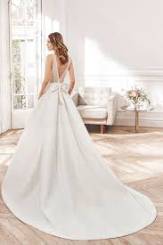 Jede frau hat ihre eigene vorstellung, wie ihr sogenanntes traumhochzeitskleid aussehen soll. Die 10 Schonsten Brautkleid Trends Fur Die Saison 2020
