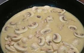 Sauce Poulette Ou Comment Utiliser Les Restes D Un Poulet Roti Recette En 2020 Recettes De Cuisine Restes De Poulet Roti Poulet Roti