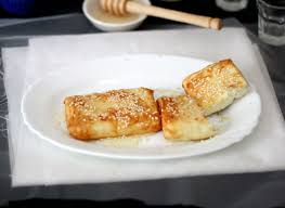 Il saganaki o feta fritto è un antipasto tradizionale greco, uno di quei piatti serviti come mezzedes, quelle che gli spagnoli chiamerebbero tapas e noi italiani stuzzichini. Mangiare Greco Cucina Greca Con Tutte Le Ricette Tipiche Feta Saganaki Con Pasta Fillo E Miele
