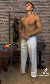 Mirko Brunetti si spoglia prima del Grande Fratello - BitchyX