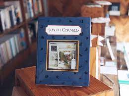 オープンしました本日の ノストスオススメ はjoseph cornell 箱のアーティストと呼ばれ立体的コラージュアッサンブラージュの先駆者として知られるジョセフコーネル 膨大な写真や骨董楽譜雑貨屋で売られていた小さなパーツや日用品などで作り上げられた作品は小さな奇跡