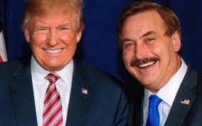 Bị vợ bỏ, không xu dính túi, mất ngủ kinh niên vì nghiện ma túy, người đàn  ông này tự làm gối để dễ ngủ hơn và trở thành "Vua gối" của