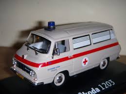 Škoda 1203 byla zpočátku vyráběna s benzínovým čtyřválcovým motorem o objemu 1,2 litru s výkonem pouhých 36 kw (49 koní). Sanitka