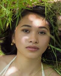 Eliana Arias's Instagram, Twitter & Facebook