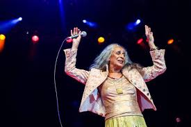 Maria bethânia comemorou 35 anos de carreira em 2001, completados na verdade em 2000, (a em 2002, maria bethânia surpreendeu ao lançar maricotinha ao vivo pela gravadora independente. Maria Bethania Prepara Sua Primeira Live Sem Fingir Que Tudo Esta Normal Agora Folha Pe