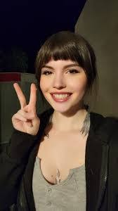 Holly Sikes's Instagram, Twitter & Facebook