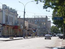 Drei frauen sitzen auf einer bank in tiraspol, der hauptstadt von transnistrien. Moldawien Transnistrien Und Seine Hauptstadt Tiraspol Archiv