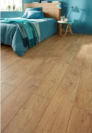 Ce Revetement De Sol Stratifie Decor Chene Naturel A Resolument Tout Pour Plaire Chaleure Sol Stratifie Decoration Interieur Appartement Idee Deco Appartement