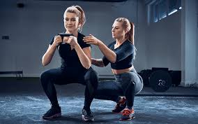 Pilates personal trainer getting started with stretching workout: Personal Trainer Finden Darauf Solltest Du Achten Foodspring Magazine