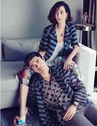 The husband and wife looked absolutely stunning as they posed for the cameras. Henry Golding Y Liv Lo Para Harper S Bazaar Singapur Por Gt Gan Henry Golding Liv Harpers Bazaar