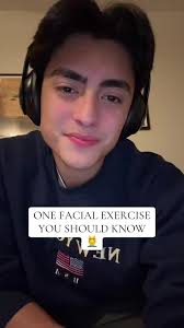 Una rutina de belleza: Ejercicio facial esencial