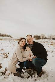 Winter Family Photoshoot Cute Family Portrait Ideas Snowy Photoshoot In The Park Winter Family Photoshoot Family Photoshoot Winter Portraits