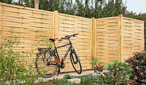 Damit der zaun gerade wird und in den ecken einen rechten winkel hat, schlagen sie absperrbandhalter in den boden und spannen zwischen den haltern maurerschnur. Sichtschutz Im Garten Meingartenversand De
