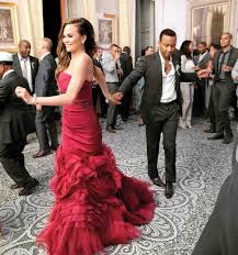Hochzeit Von Johnlegend Mit Chrissyteigen Rotes Brautkleid Rote Hochzeitskleider Farbige Hochzeitskleider Schwarzes Kleid Zur Hochzeit