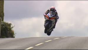 Lancé à plus de 200 km/h, le pilote est venu heurter un trottoir avec sa roue avant. Barregarrow Superbike Ile De Man