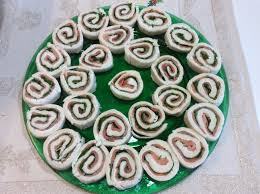 Come alternativa ai tramezzini, potete anche provare la ricetta delle girelle di tramezzini farcite, un'idea per buffet molto creativa e di sicuro successo. Girelle Di Tramezzino In Cucina Con Lilly