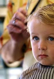 Depuis la mort de sa mère, cette fillette se fait coiffer tous les matins  par la conductrice de bus