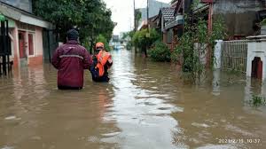 Berikut 12 kecamatan di kota bekasi diterjang banjir. Swoqkan Zuo1jm