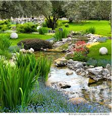 Gartengestaltung Ideen Mit Teich Und Teichbrucken Aus Holz Garten Garten Anlegen Garten Pflanzen