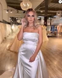Camille froment a pris la parole au lendemain de son accouchement pour raconter les coulisses de la naissance de sa fille. Camille Froment Des Marseillais En Robe De Mariee Sur Instagram Purepeople