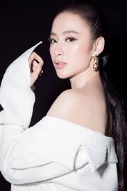 Angela Phương Trinh mặc sexy với bra-top