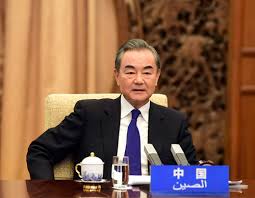 王毅（1953年10月8日 － ），男，汉族，北京人，中华人民共和国政治人物、外交官。 1969年9月参加工作，1981年5月加入中国共产党。 早年曾在黑龙江生产建设兵团和邮电部情报所参加劳动，后进入北京第二外国语学院 日语专业学习。 同时修有南开大学的经济学硕士及外交学院 国际关系学博士学位。 çŽ‹æ¯…å‡ºå¸­ä¸­å›½ä¸€æµ·åˆä¼šéƒ¨é•¿çº§è§†é¢'ä¼šè®®