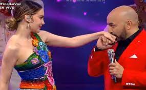 Belinda y lupillo rivera de nuevo ocupan los titulares de la prensa rosa por los fuertes rumores de una relación amorosa, y que a juzgar por unas y es que rivera cantó en la fiesta, como lo hace en sus conciertos, pero llamó la atención que durante la velada, la cantante lo tapó con una servilleta. Belinda Paparazzi Capta A Lupillo Rivera De Visita En Su Casa Video