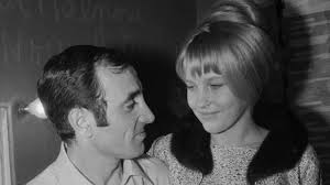 À l'occasion du 95e anniversaire de sa naissance, un hommage musical à charles aznavour est organisé sur le parvis. Les Rares Confidences De Charles Aznavour Sur Sa Femme Youtube
