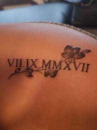 Suelen utilizarlo para llevar una fecha importante, en este caso, es muy recurrido en las zonas tatuajes de números romanos en el hombro. 4 Disenos Y Tipos De Numeros Romanos Para Tatuajes Catalogo De Tatuajes Para Hombres Tatuajes Numeros Romanos Tatuaje Numeros Tatuajes Elegantes