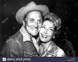 Kirk douglas (20.000 meilen unter dem meer) und seine urenkelin waren trotz oder gerade wegen kirk douglas schaut durch eine schwarze sonnenbrille und mit gerührtem lächeln zu seiner acht. Kirk Douglas Stockfotos Und Bilder Kaufen Alamy