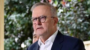 From backpacker to Mariner marvel: Husband's rise to GF