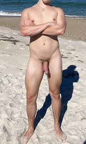 Mi polla no dejaba de moverse en la playa nudista