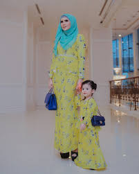 Girls wearing baju kurung always turn me black is my family's colour theme for this year raya. Minaz My On Twitter Baju Raya Sedondon Aaisyah Dhia Rana Che Ta Menggayakan Koleksi Minaz Love Kann Sakura Peplum Dress Minaz In Yellow Https T Co D17tagcnsr