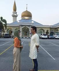 Mia karmila anak gadis kesayangan dato' kamal dan datin mariam yang biasa hidup dengan cara moden dan penuh kemewahan, langsung tidak menyangka pertemuannya dengan seorang pemandu teksi bernama shahriman atau lebih mesra membahasakan. Seindah Takdir Cinta