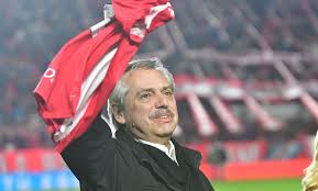 Un gol de gabriel hauche le. Video Alberto Fernandez Recibio Una Camiseta De Argentinos Juniors En La Paternal Y Hubo Insultos Para Mauricio Macri