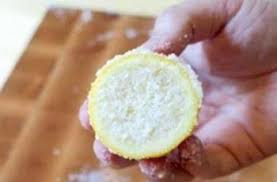 Elle Frotte Du Sel Sur Un Citron Quand Vous Voyez Ce Qu Elle Fait Vous Voudrez L Essayer Aussi