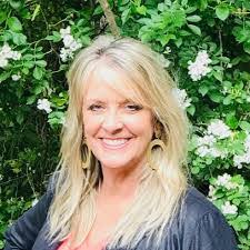 Vicky Comer's Instagram, Twitter & Facebook