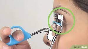 Appliquez d'abord le mascara de la base des cils jusqu'aux pointes en veillant à bien séparer les cils les uns des autres. 4 Manieres De Recourber Ses Cils Wikihow