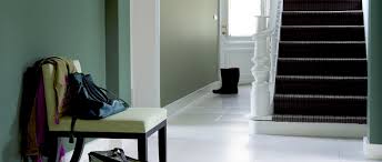 La couleur blanche a aussi le pouvoir de rendre tout espace plus lumineux. Peinture Et Couleur Pour Une Entree De Maison Accueillante
