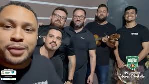 Tem música para todos os gostos!, A galera do @grupo_mixxturo vem para  levantar todo mundo e fazer o povo sambar! Eita coisa boa! , Marca nos  comentários aquele seu amigo(a) que lá no fundo adora um ...